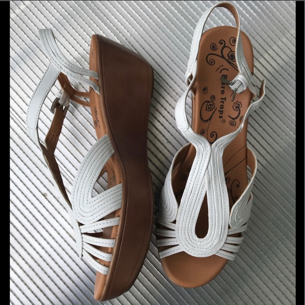 BARE TRAPS WOMEN’S WHITE WEDGE SANDALS